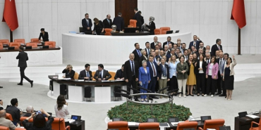 TBMM Genel Kurulunda CHP'li vekiller kürsüyü işgal etti