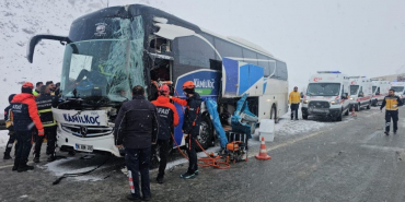Erzincan’da yolcu otobüsü tıra çarptı: 3 yaralı