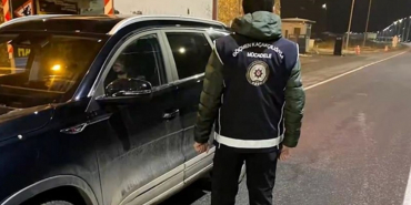 Ülke genelindeki denetimlerde 55 göçmen kaçakçısı ile 972 düzensiz göçmen yakalandı