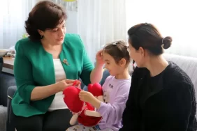 Sureyya-Yavuzdan-anneler-gunu-oncesinde-anlamli-ziyaret.webp.webp